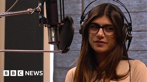 The diva has left very little to the imagination, from flashing her assets to exposing her derriere. . Mia khalifa pornographie